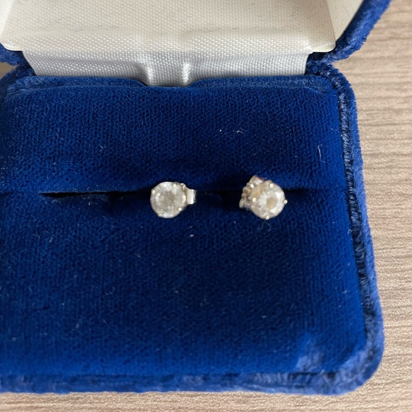 Cubic Zirconia Stud Earrings good quality NO box - Picture 1 of 3